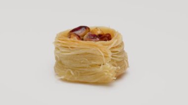 Türk Baklava keki beyaz arkaplanda izole 