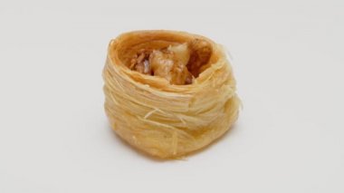 Türk Baklava keki beyaz arkaplanda izole 
