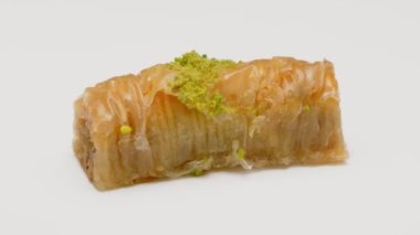 İzole edilmiş beyaz arka planda Baklava tatlısı