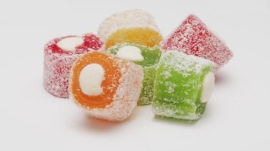 Beyaz arkaplanda Türk lokumu tatlısı