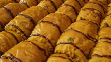 Baklava geleneksel Türk tatlıları tepside servis ediliyor