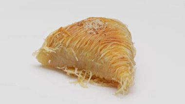 İzole edilmiş beyaz arka planda Baklava tatlısı