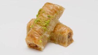 İzole edilmiş beyaz arka planda Baklava tatlısı