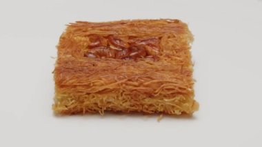 Türk tatlısı Kunefe beyaz arka planda izole edildi