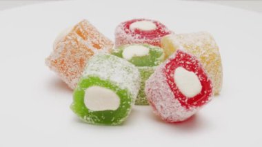 Beyaz arkaplanda Türk lokumu tatlısı