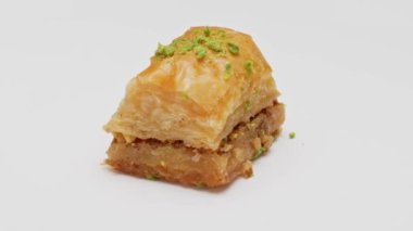 İzole edilmiş beyaz arka planda Baklava tatlısı