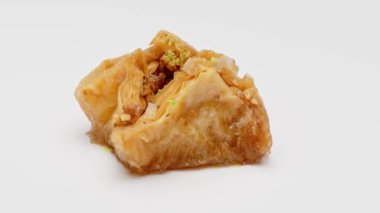 Türk Baklava keki beyaz arkaplanda izole 