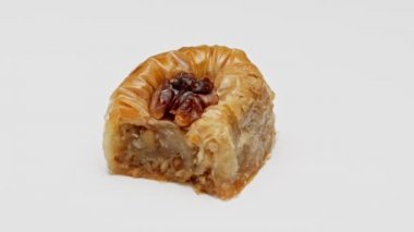 Türk Baklava keki beyaz arkaplanda izole 