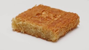 Türk tatlısı Kunefe beyaz arka planda izole edildi