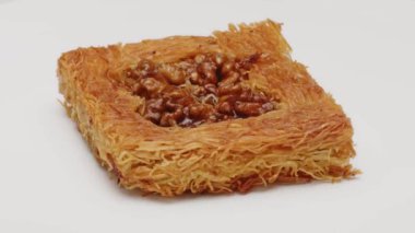 Türk tatlısı Kunefe beyaz arka planda izole edildi