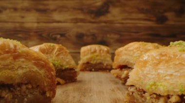 Ahşap zemin üzerinde Doğu tatlıları baklava, video yakınlaştırma