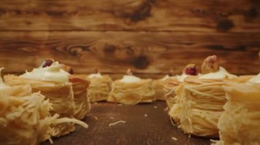 Ahşap zemin üzerinde Doğu tatlıları baklava, video yakınlaştırma