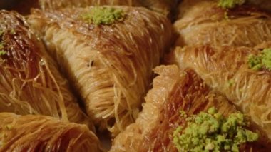Baklava geleneksel Türk tatlıları tepside servis ediliyor