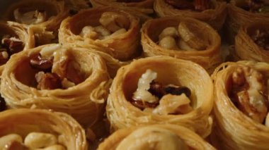 Baklava geleneksel Türk tatlıları tepside servis ediliyor