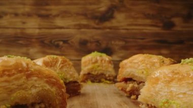 Ahşap zemin üzerinde Doğu tatlıları baklava, video yakınlaştırma