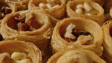 Baklava geleneksel Türk tatlıları tepside servis ediliyor