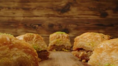 Ahşap zemin üzerinde Doğu tatlıları baklava, video yakınlaştırma