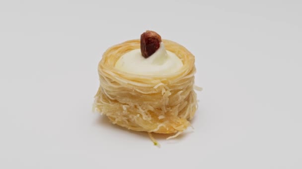 Gâteau Baklava turc isolé sur fond blanc — Video