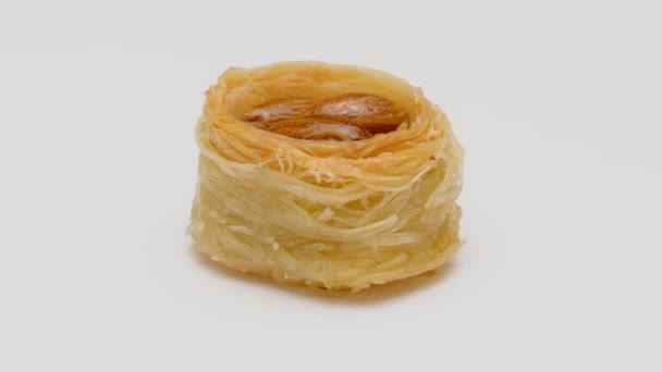 Torta de Baklava turca aislada sobre fondo blanco — Vídeos de Stock