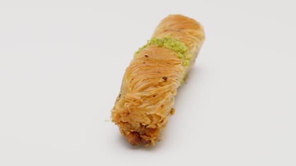 Deser Baklava na izolowanym białym tle obrotowym — Wideo stockowe