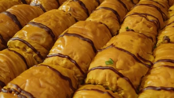 Baklava dessert traditionnel turc servi sur un plateau — Video