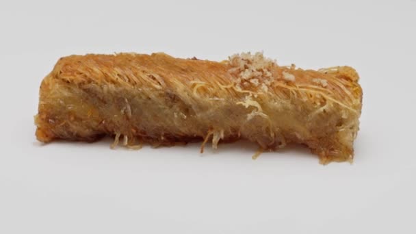 Baklava dessert op geïsoleerde roterende witte achtergrond — Stockvideo