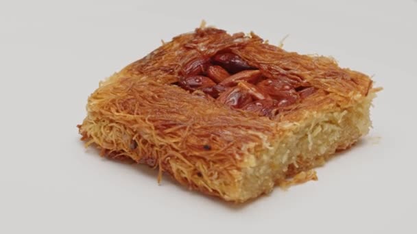 Turks dessert Kunefe geïsoleerd op witte achtergrond — Stockvideo