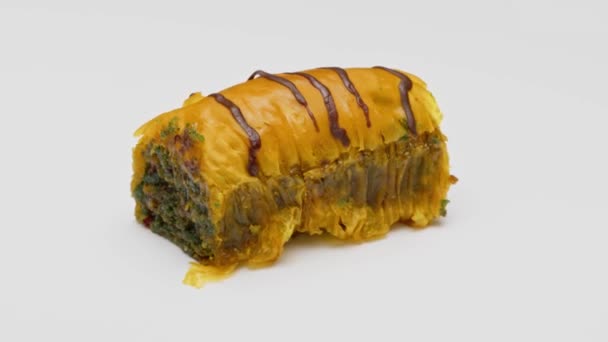 Baklava dessert på isolerad roterande vit bakgrund — Stockvideo