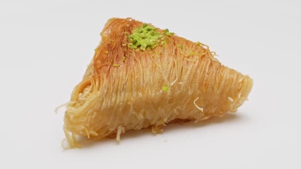 Baklava desszert elszigetelt forgó fehér háttér — Stock videók