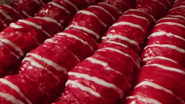 Традиционный турецкий десерт в Баклаве подают на подносе — стоковое видео