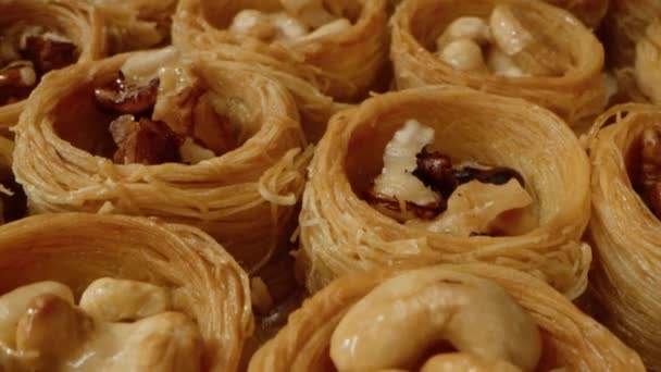 Baklavský tradiční turecký dezert podávaný na tácu — Stock video