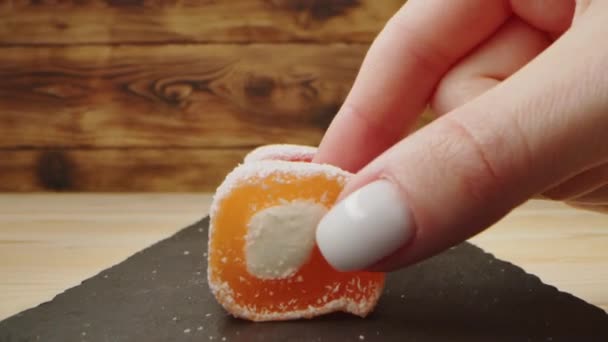 Mano toma dulces orientales sobre fondo de madera, primer plano — Vídeos de Stock