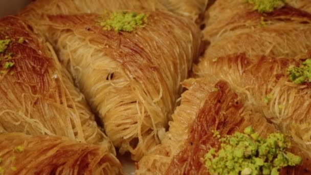 Традиционный турецкий десерт в Баклаве подают на подносе — стоковое видео