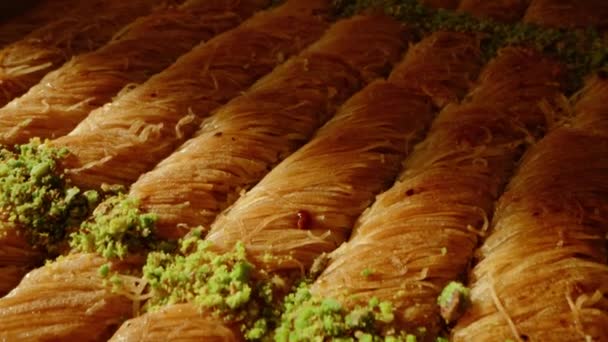 Baklava traditionell turkisk dessert serveras på en bricka — Stockvideo