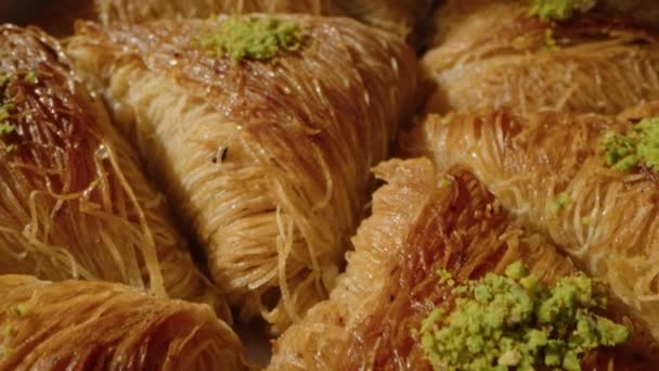 巴克拉瓦传统土耳其甜点放在盘子里 — 图库视频影像