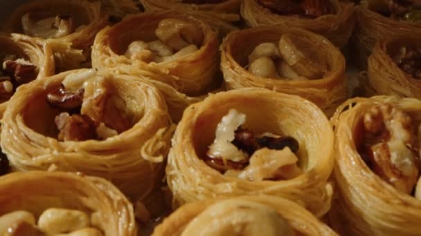 Baklava dessert traditionnel turc servi sur un plateau — Video