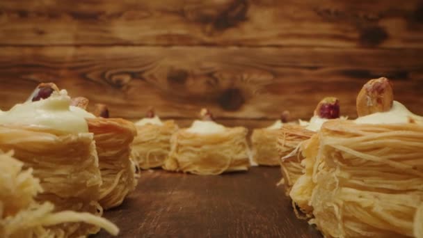 Keleti édességek baklava fából készült háttér, zoom videóban — Stock videók