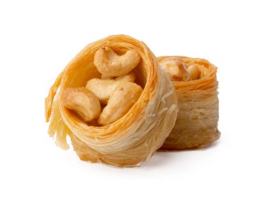 Beyaz üzerine izole edilmiş Türk tatlı baklavası yakın çekim