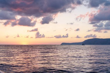 Arka plan için denizde güzel bir gün batımı