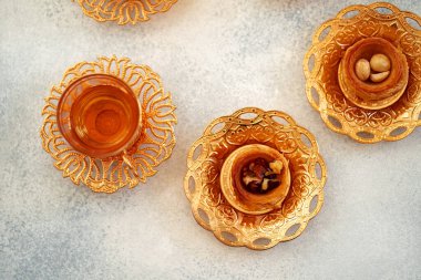 Türk baklavası ve Türk çayı gri zemin üzerinde doğu yemekleri