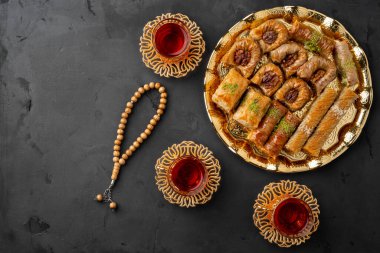 Siyah zemin üzerinde geleneksel gözlüklü Türk çayı