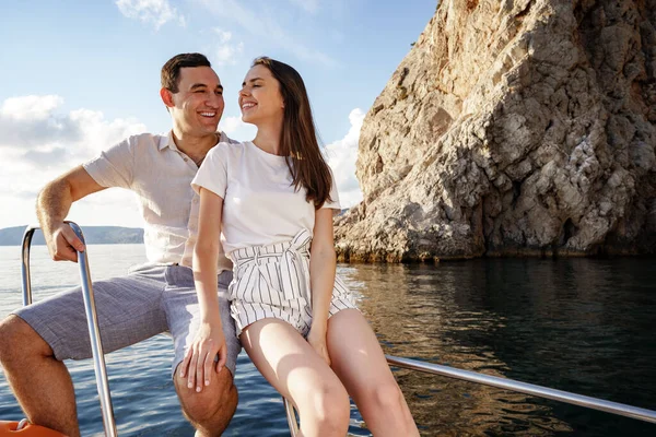 Couple heureux sur un yacht en été en vacances romantiques — Photo