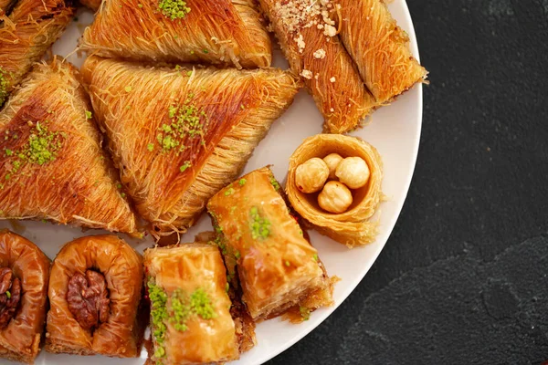 Primer plano de delicioso baklava en un buffet de hotel — Foto de Stock