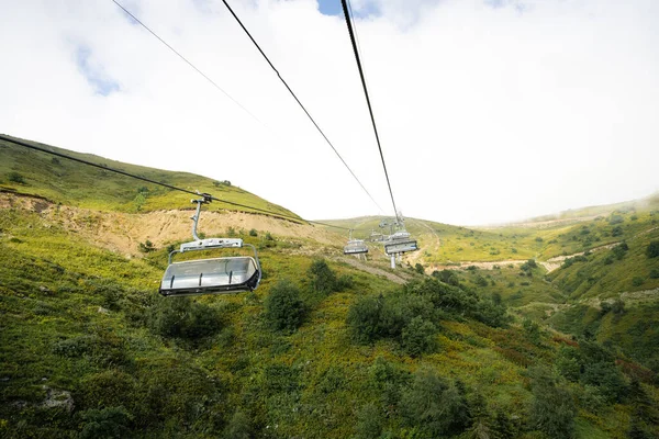 Yaz zamanı kayak merkezinde teleferik.