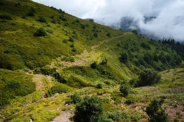 Manzaralı yeşil dağlar ve arka plan için güzel gökyüzü bulutları