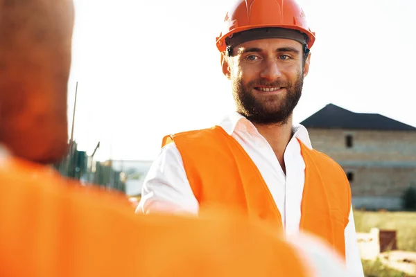 Porträtt av ung byggingenjör i hatt — Stockfoto