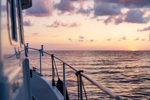 Dek van witte jacht zeilen in open zee bij zonsondergang — Stockfoto