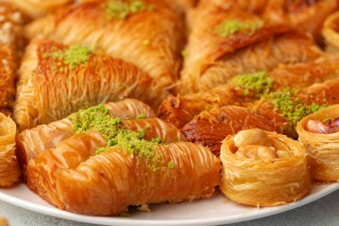Bir otel büfesinde enfes bir baklava yakın çekim