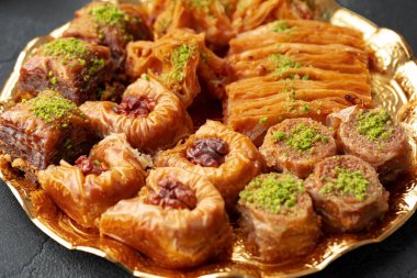 Siyah arka planda doğuya özgü lezzetli baklava tatlısı.
