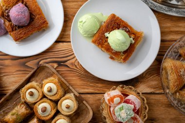 Türk tatlısı, ahşap arka planda dondurmayla servis edilir.